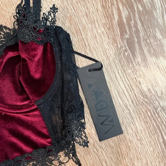 Dolls Kill Widow red and black velvet crop top
Size XXS
Brand new with tags - Picture 3 of 4